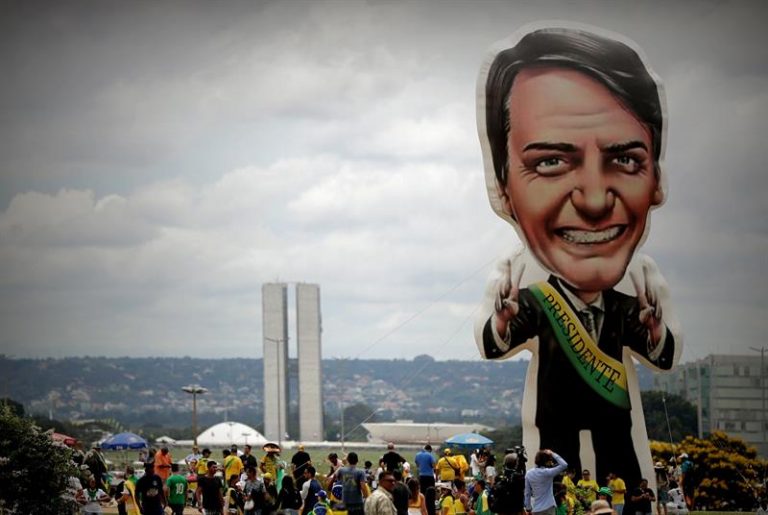 Apoiadores de Bolsonaro chegam a Brasília e se reúnem em frente à Granja do Torto