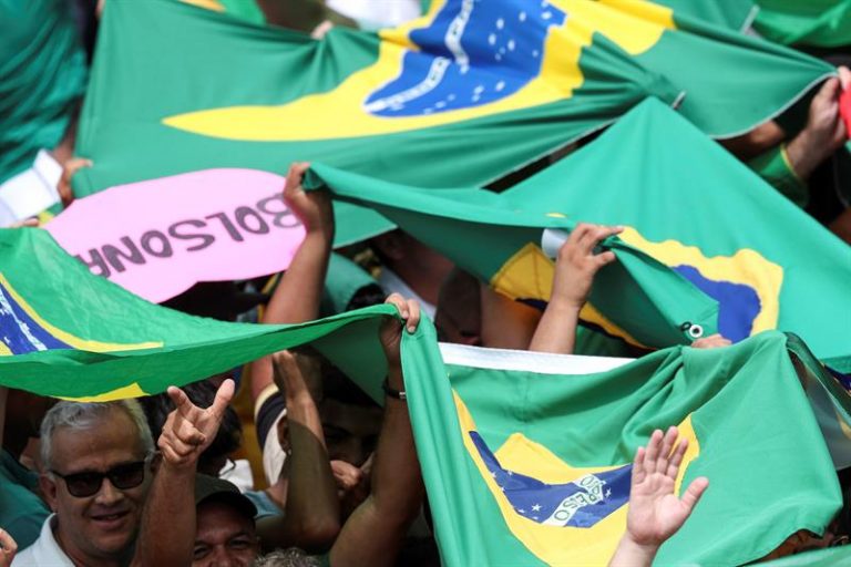 Apoiadores de Bolsonaro chegam a Brasília e se reúnem em frente à Granja do Torto