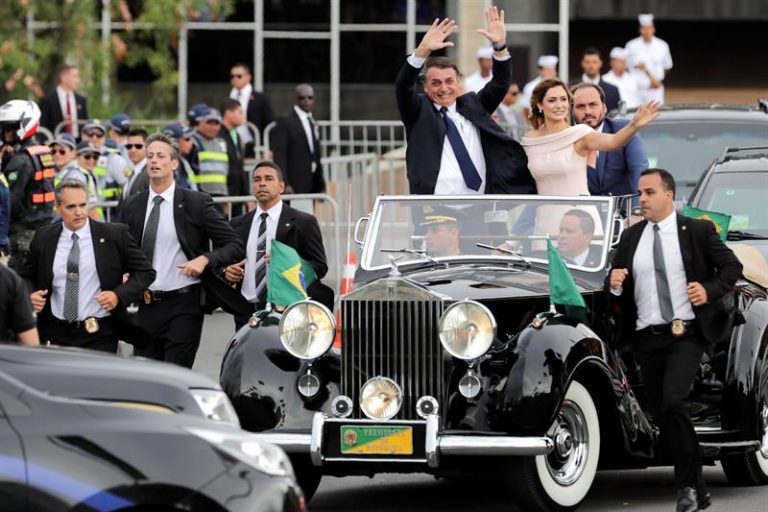 Jair Bolsonaro e Michelle Bolsonaro desfilam em carro aberto com Carlos Bolsonaro, um dos filhos do 38º presidente
