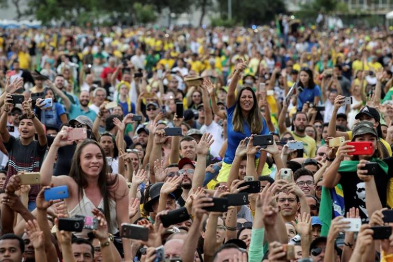 Multidão assiste à posse de Jair Bolsonaro
