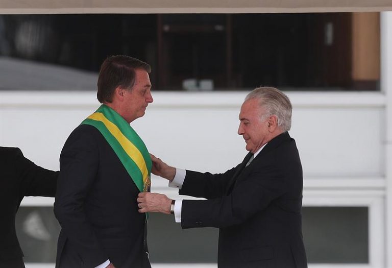 Jair Bolsonaro discursa no parlatório