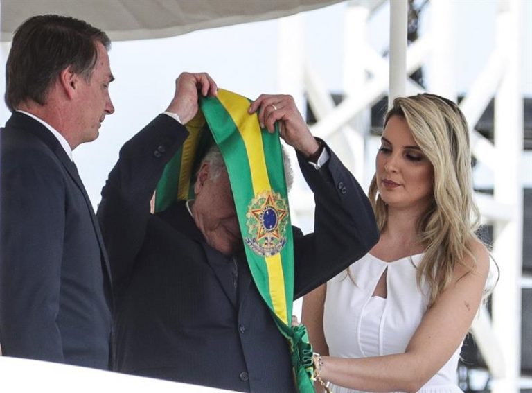 Michel Temer transfere a faixa para Bolsonaro
