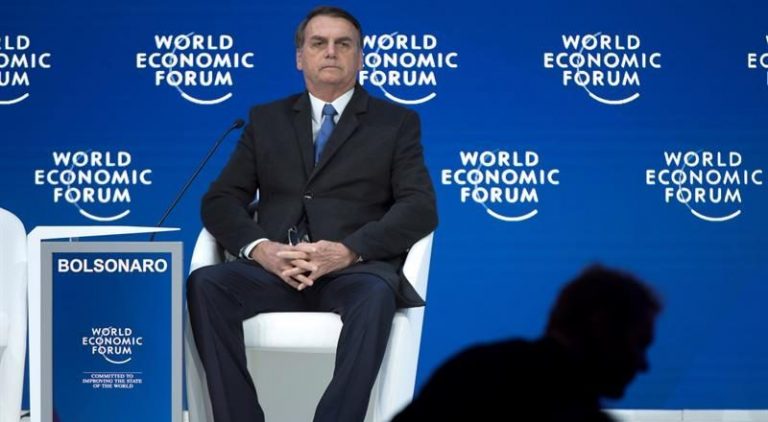 Jair Bolsonaro é entrevistado pelo presidente do Fórum 