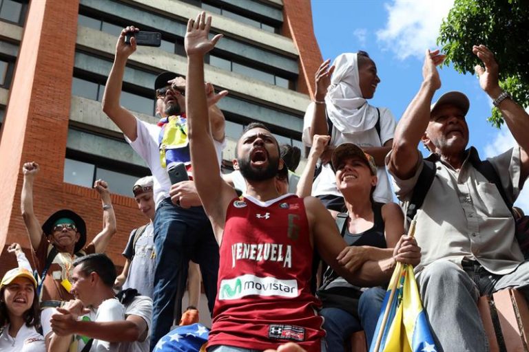 Manifestantes protestam contra Maduro
