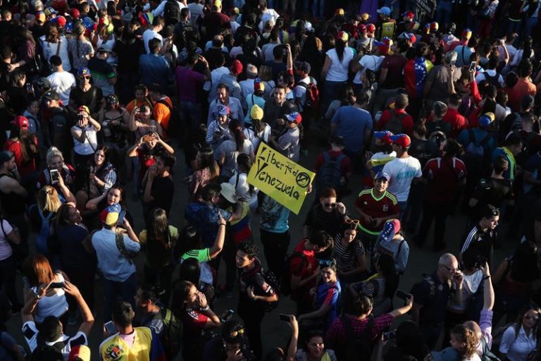 Manifestantes protestam contra Maduro