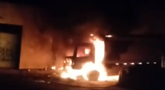 Caminhão incendiado no Ceará