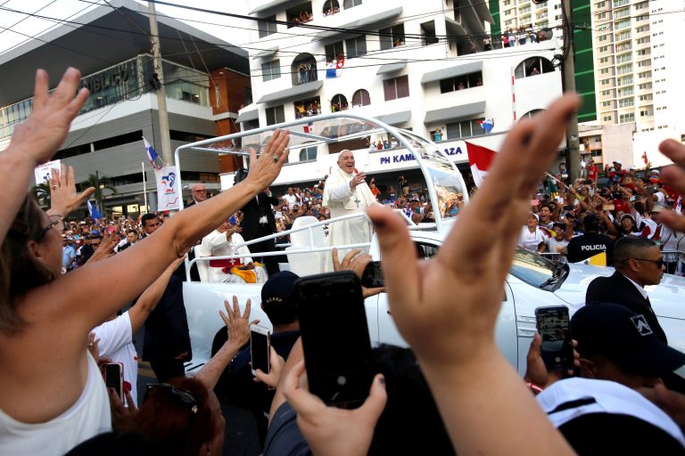 Papa Francisco chega ao Panamá para participar da JMJ