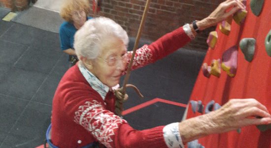 Aos 99 anos, Greta aceitou o desafio de subir em uma parede de escalada