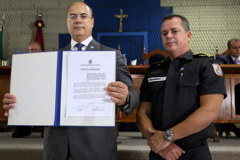 Governador do Rio assina decreto que beneficia Polícia Militar