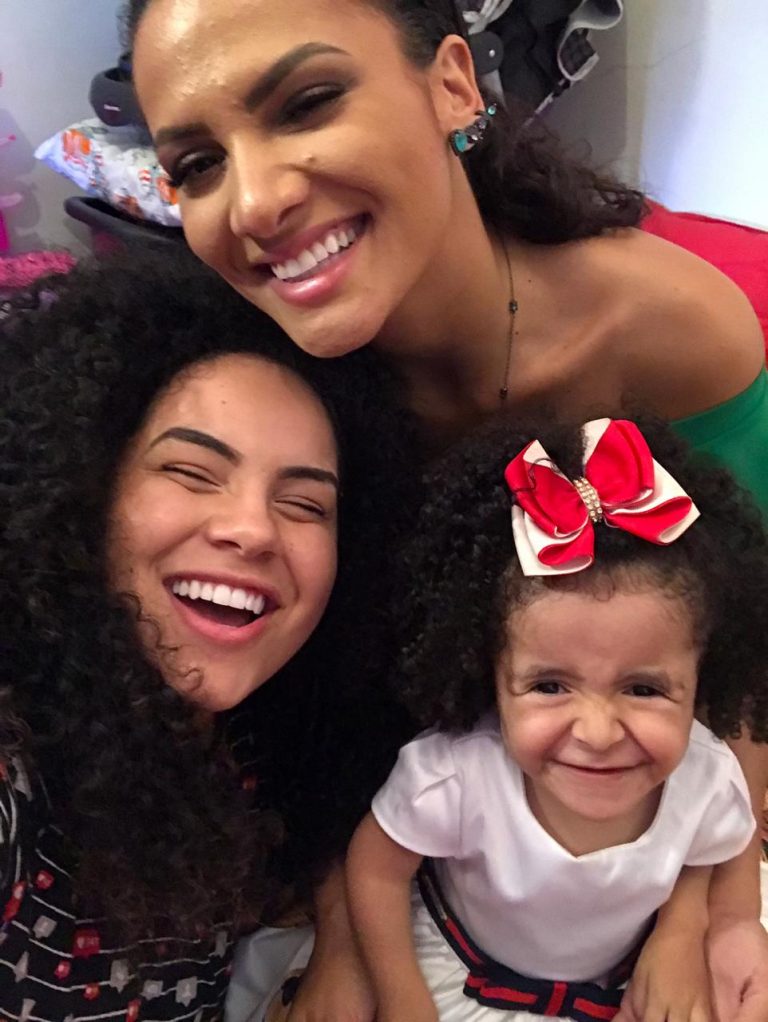 Rebeca Carvalho e Juliana Santiago visitaram menina que tem osteogênese imperfeita