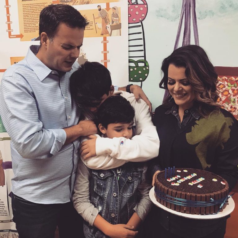 No Instagram, a pastora também publicou fotos da festa surpresa do filho