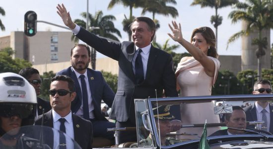 Presidente Jair Bolsonaro chega ao Palácio do Planalto em carro aberto