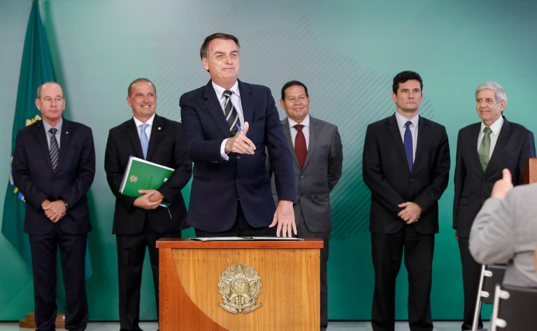 Bolsonaro e ministros durante cerimônia de assinatura do decreto que flexibiliza a posse de armas