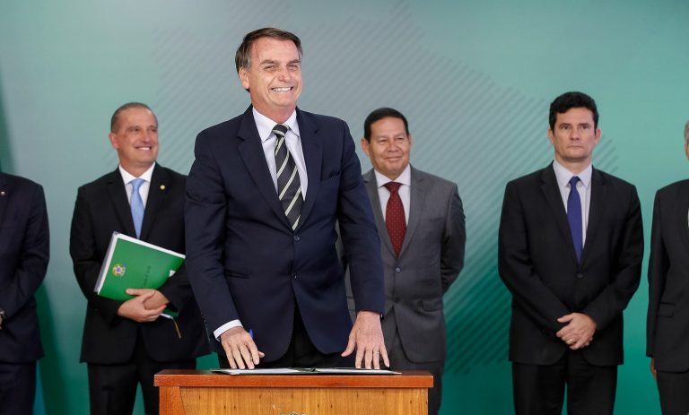 Bolsonaro e ministros durante cerimônia de assinatura do decreto que flexibiliza a posse de armas