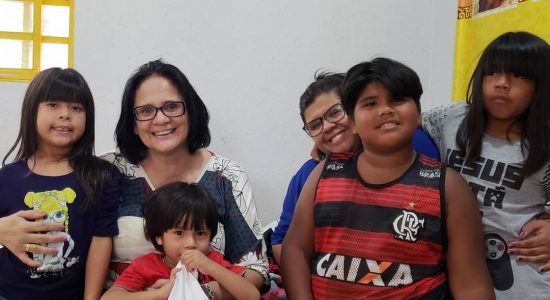 Damares visita crianças índias de sua ONG