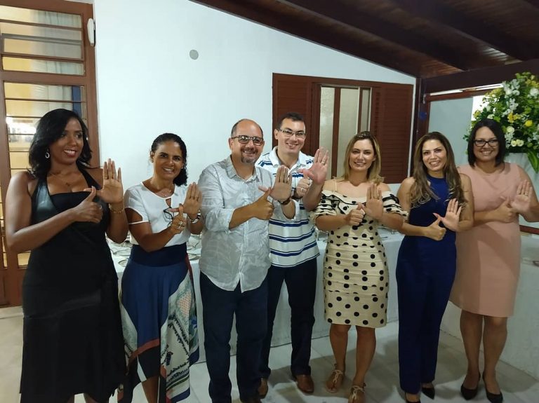 Michelle Bolsonaro com amigos do ministério de Libras de sua igreja