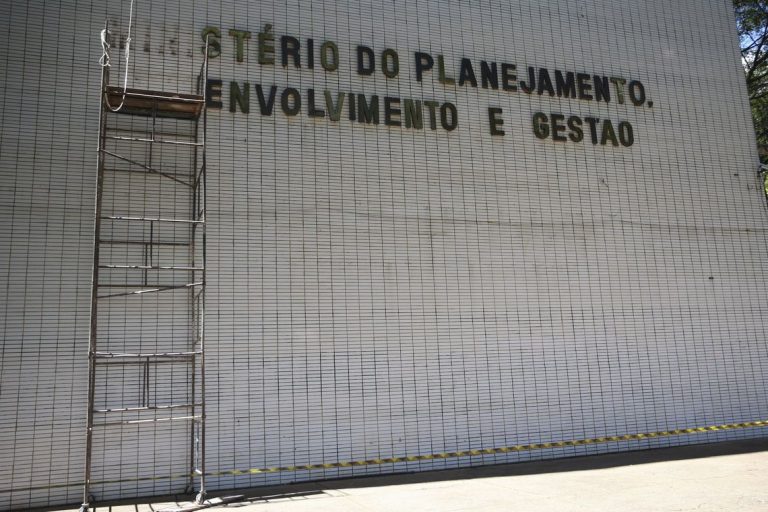 Começam a ser trocados os nomes nas fachadas de ministérios, em Brasília