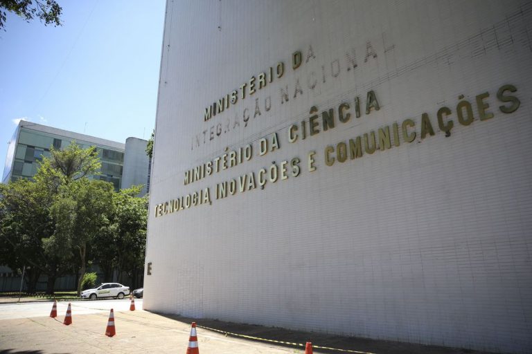 Começam a ser trocados os nomes nas fachadas de ministérios, em Brasília