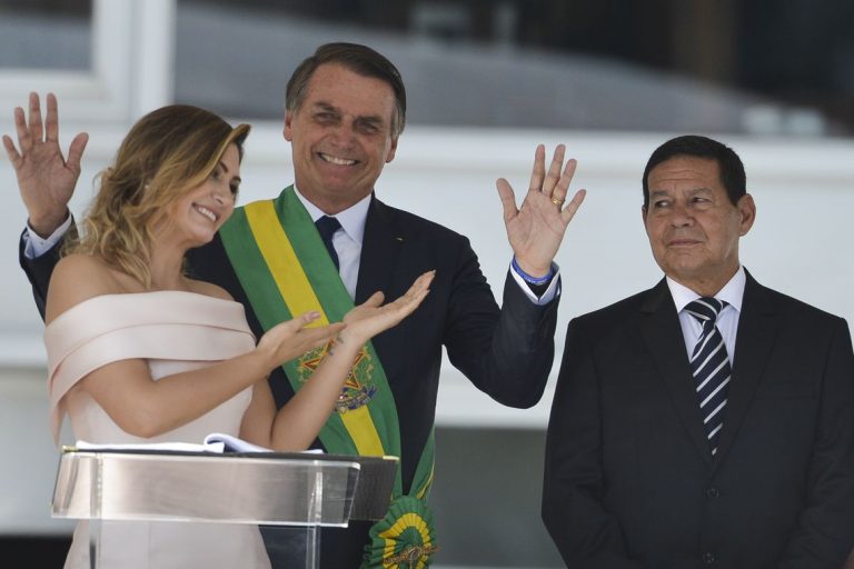 Primeira-dama Michelle Bolsonaro, o presidente Jair Bolsonaro e o vice-presidente, general Hamilton Mourão, durante cerimônia de transmissão da Faixa Presidencial, no Palácio do Planalto.