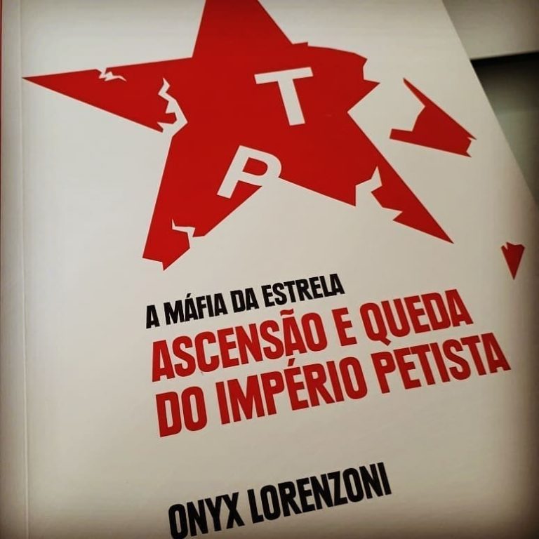 O ministro Onyx Lorenzoni distruibi cópias gratuitas de seu livro sobre o PT