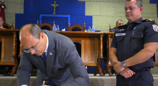 Governador do Rio assina decreto que beneficia Polícia Militar