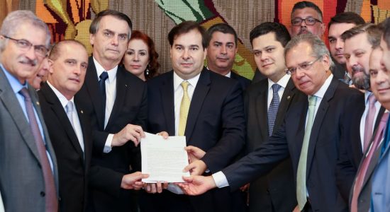 Bolsonaro entrega proposta de reforma da Previdência