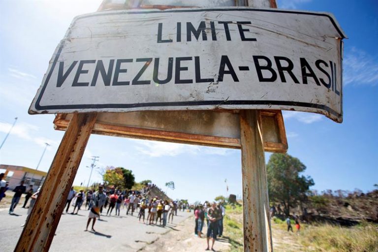 Venezuelanos protestam contra fechamento de fronteiras
