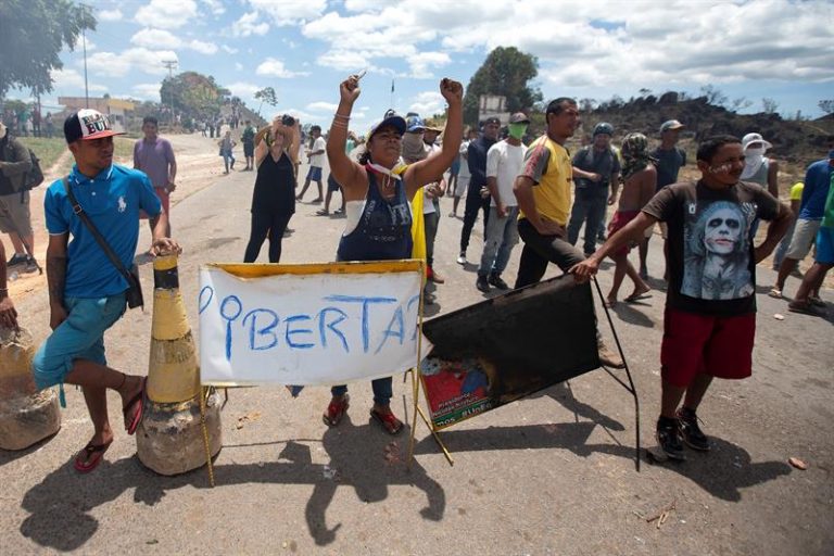 Venezuelanos protestam contra fechamento de fronteiras