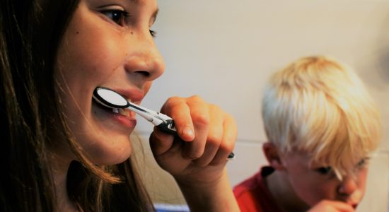 Especialistas alertam contra a escovação excessiva dos dentes