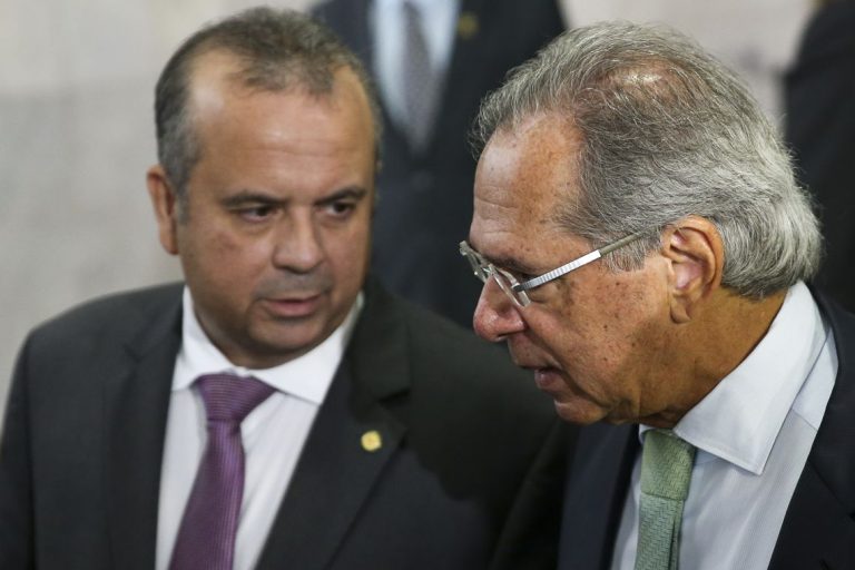 Bolsonaro e Guedes entregam proposta de reforma da Previdência