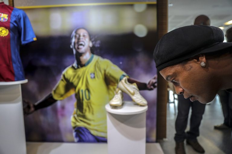 Exposição relembra a trajetória de Ronaldinho Gaúcho