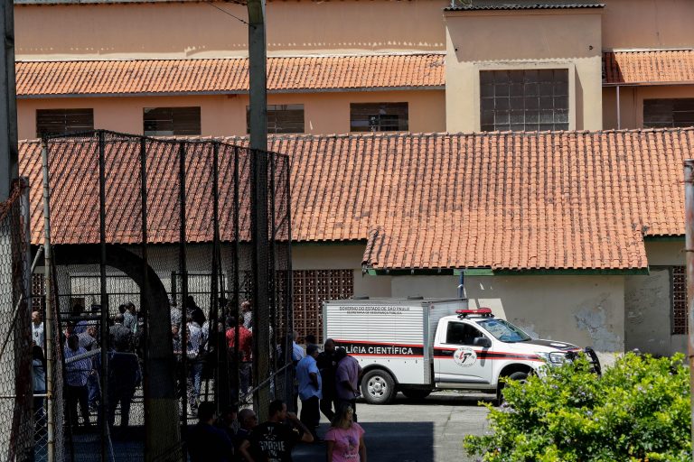 Dois adolescentes abrem fogo dentro de escola e matam dez