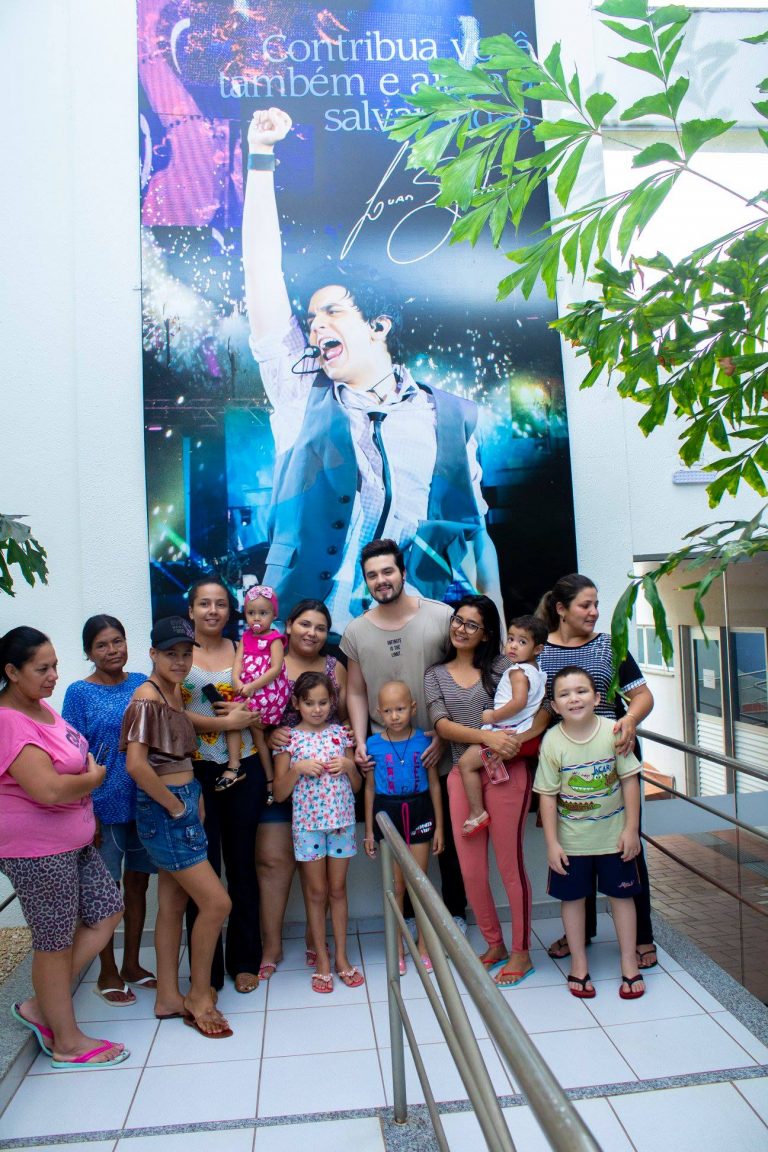 Luan Santana comemora seu aniversário com as crianças da AACC-MS