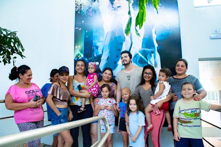 Luan Santana comemora seu aniversário com as crianças da AACC-MS