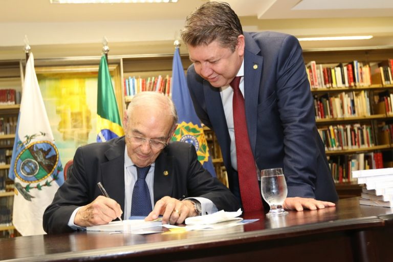 Senador Arolde de Oliveira durante o lançamento de seu livro em Brasília