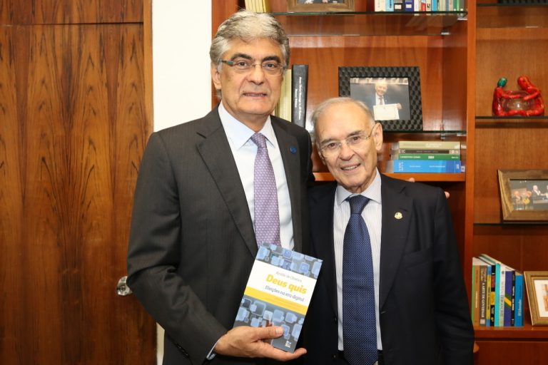 Senador Arolde de Oliveira durante o lançamento de seu livro em Brasília