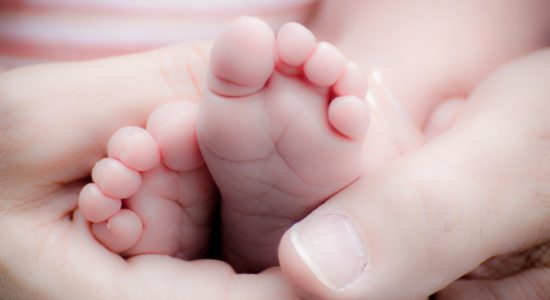 Mãe de bebê que morreu sufocada emitiu alerta para outros pais