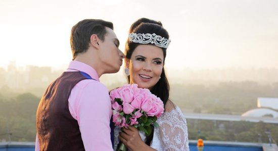 Mara Maravilha e seu noivo Gabriel Torres participaram de evento que imitou casamento
