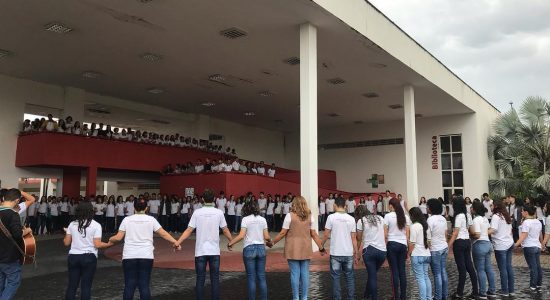 Alunos de Eusébio, na Região Metropolitana de Fortaleza, fazem homenagem a vítimas de massacre em Suzano