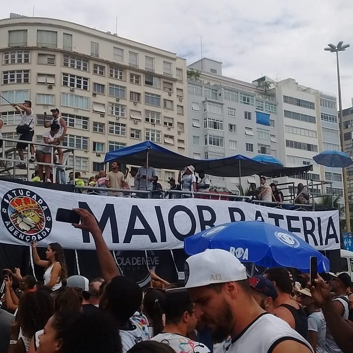 Bloco da Igreja Bola de Neve desfilou em Copacabana neste domingo (3)