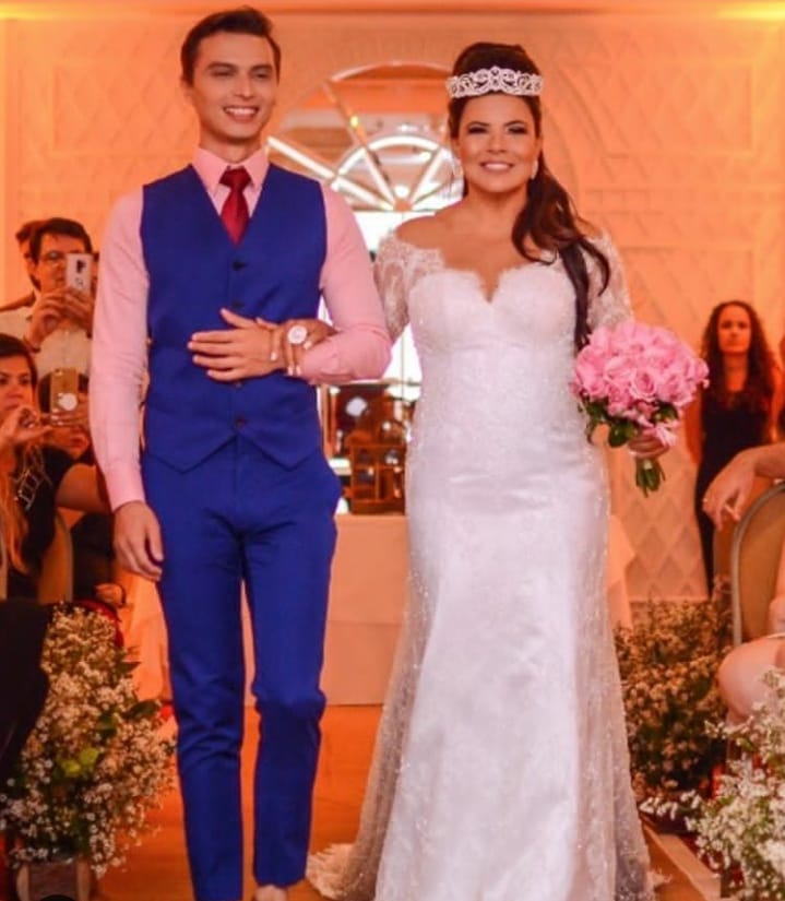 Mara Maravilha e seu noivo Gabriel Torres participaram de evento que imitou casamento
