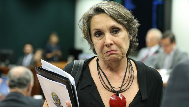 Deputada federal Erika Kokay (PT-DF) chama Bolsonaro de terraplanista