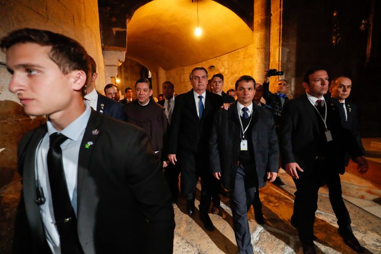 Jair Bolsonaro visita a Basílica do Santo Sepulcro, em Jerusalém. Acredita-se que seja o local onde Jesus foi crucificado e sepultado. No 3º dia, Jesus teria ressuscitado.