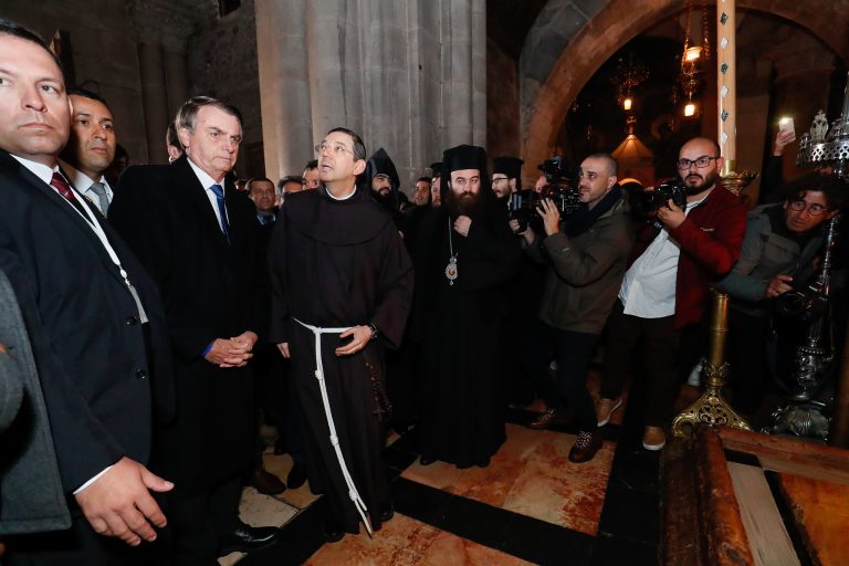 Jair Bolsonaro visita a Basílica do Santo Sepulcro, em Jerusalém. Acredita-se que seja o local onde Jesus foi crucificado e sepultado. No 3º dia, Jesus teria ressuscitado.