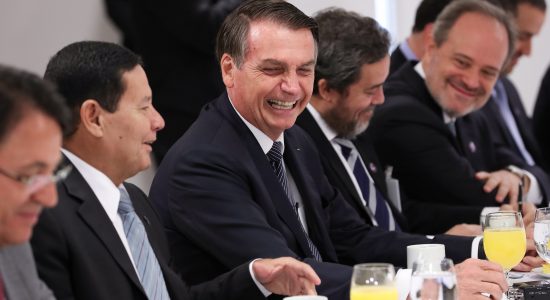 Presidente Jair Bolsonaro e vice Hamilton Mourão em café da manhã com jornalistas