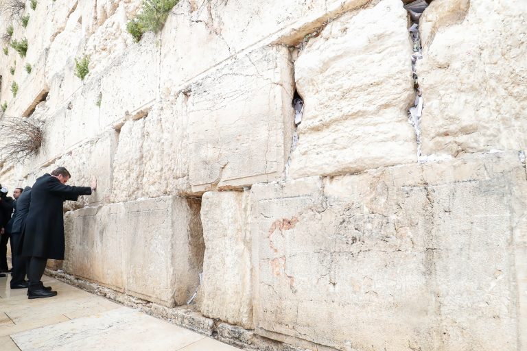 Jair Bolsonaro e Benjamin Netanyahu visitam o Muro das Lamentações, em Jerusalém