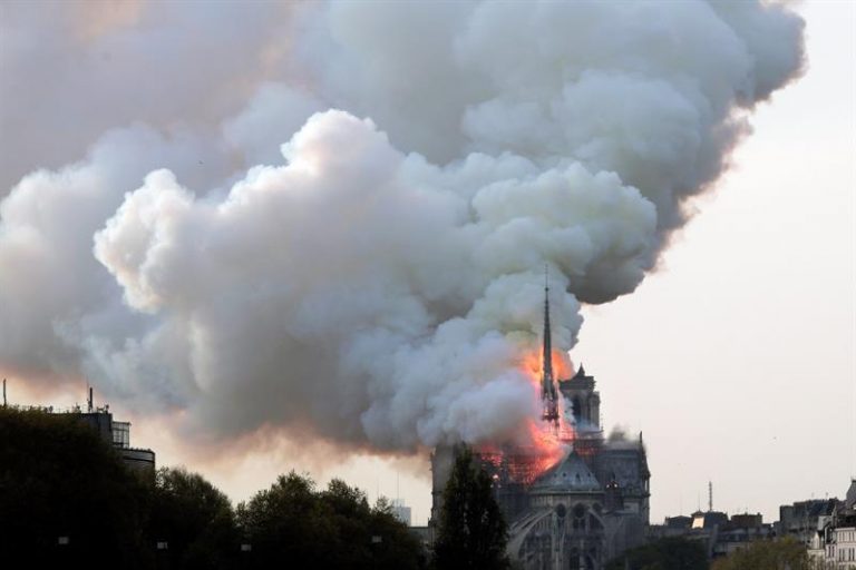 Incêndio tomou Catedral de Notre Dame, em Paris