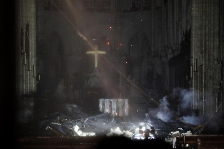 Bombeiros tentam salvar o que resta da catedral