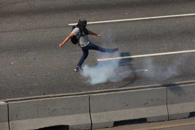 Venezuela passa por confrontos entre forças a favor e contra Maduro