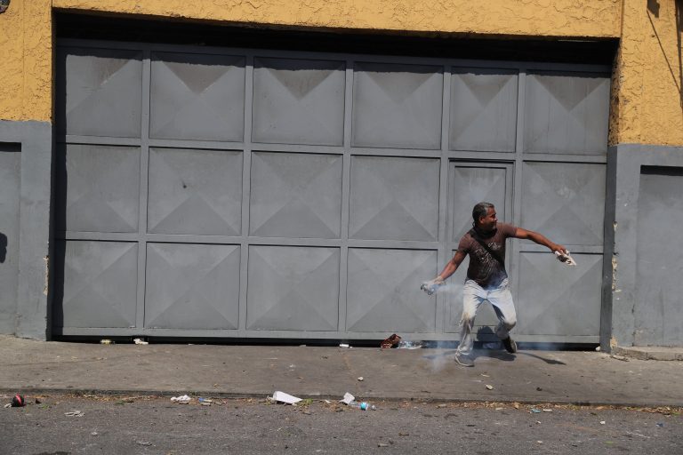 Venezuela passa por confrontos entre forças a favor e contra Maduro